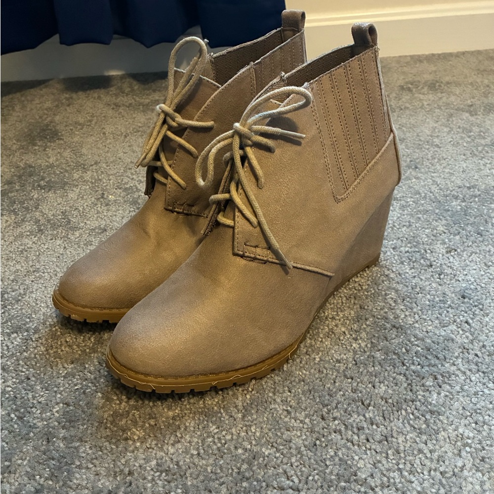 Rampage Women’s Suede Lace Up Ankle Wedge Booties Tan Size 10